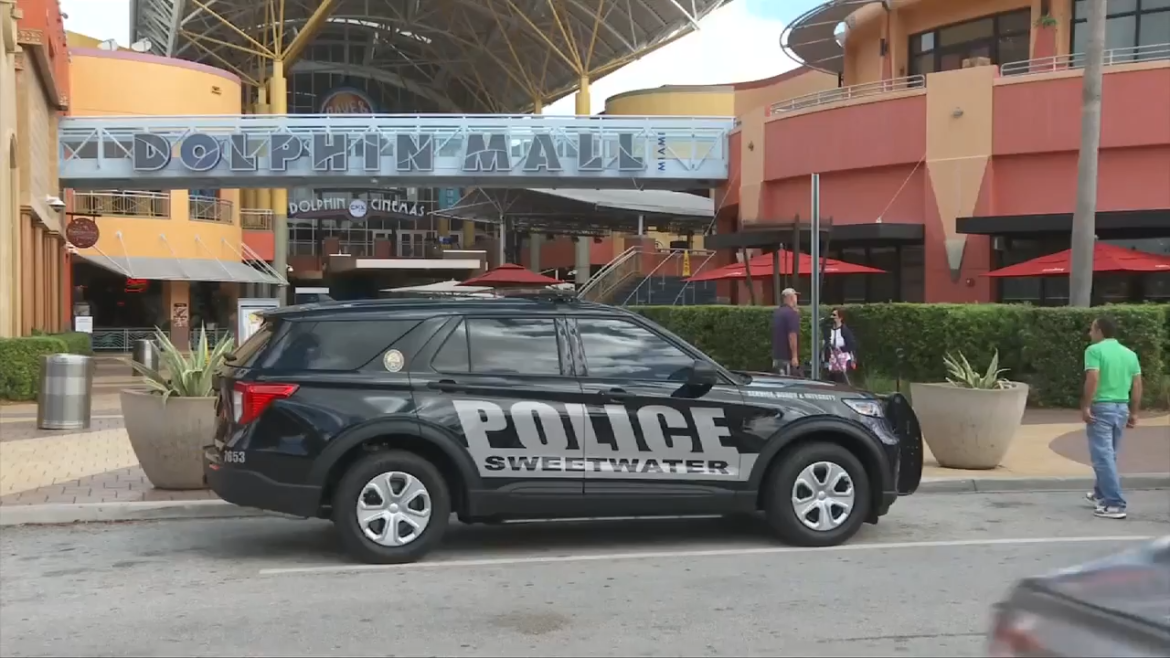 110824-Sweetwater-police-at-Dolphin-Mall