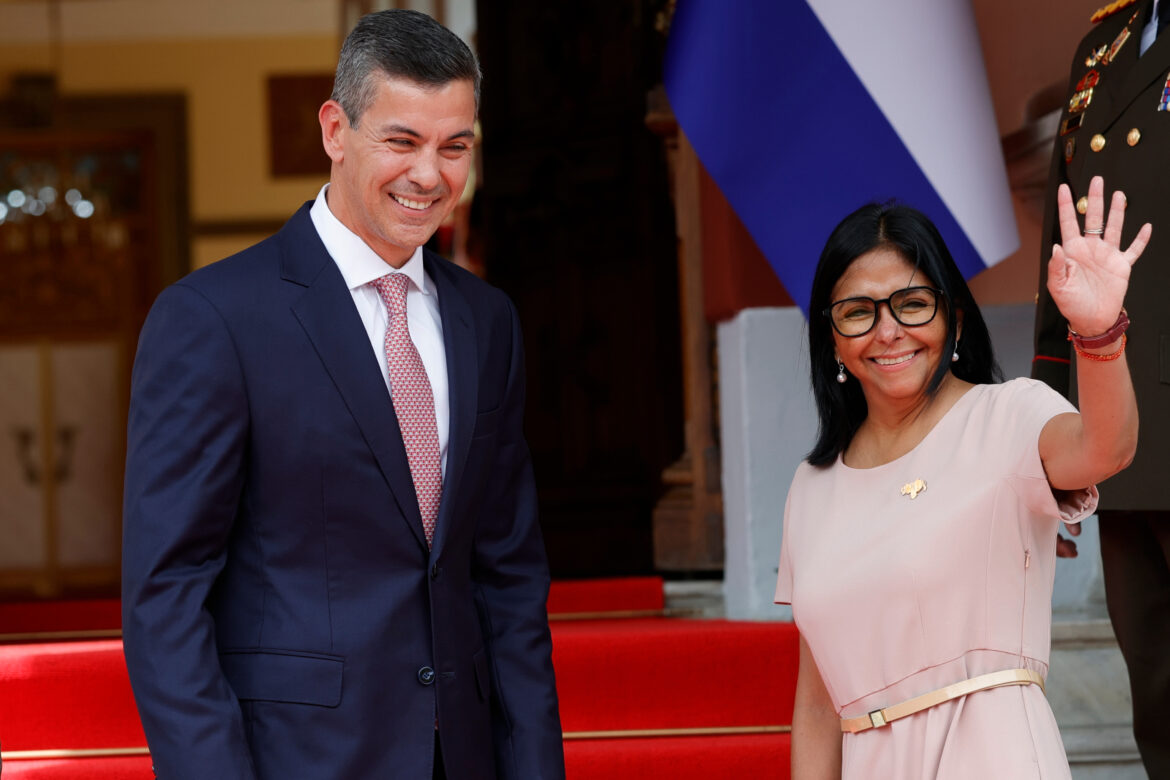 La presidenta de Venezuela, Delcy Rodríguez, recibe al presidente de Paraguay, Santiago Peña, en el Palacio de Miraflores, Caracas.